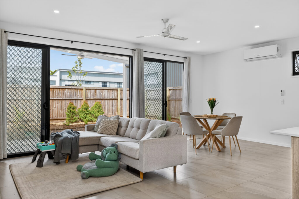 24/2 COLLEGE Court, Little Mountain, QLD 4551 AUS