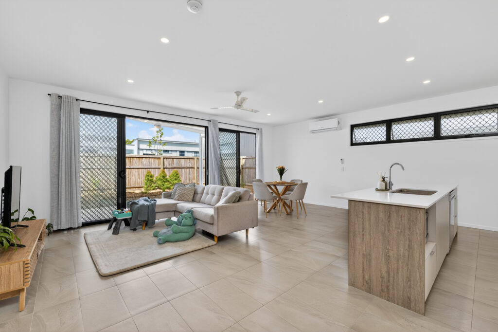 24/2 COLLEGE Court, Little Mountain, QLD 4551 AUS