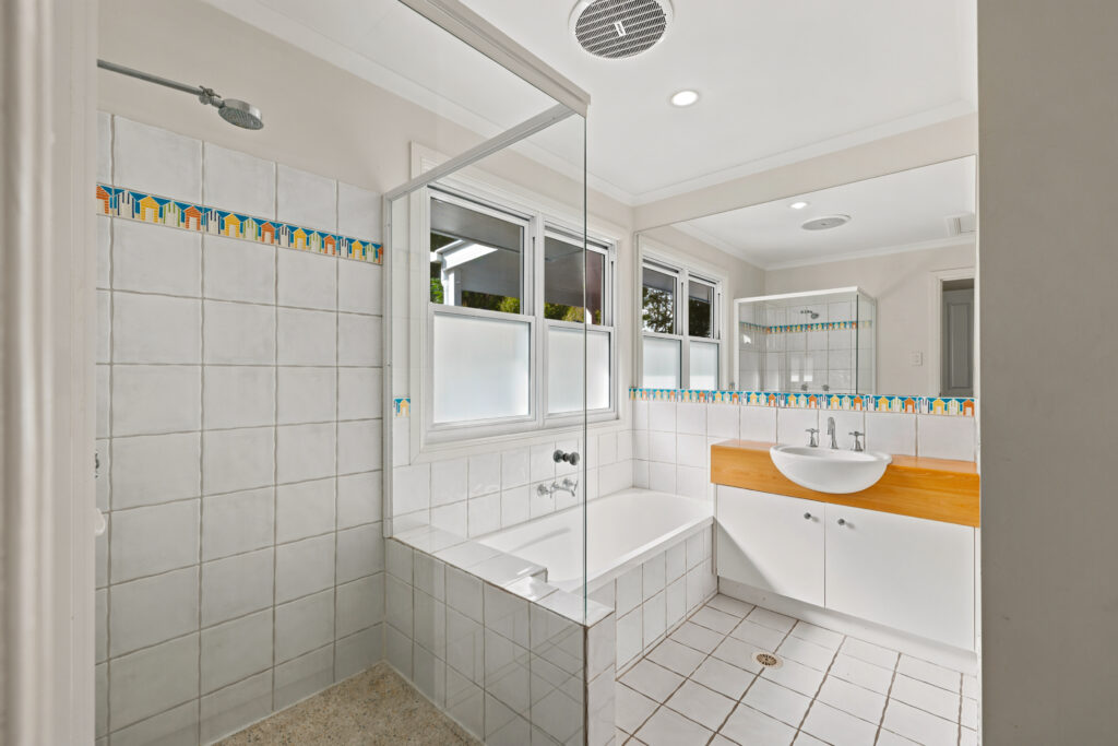 6 AMBERLY Circle, Little Mountain, QLD 4551 AUS